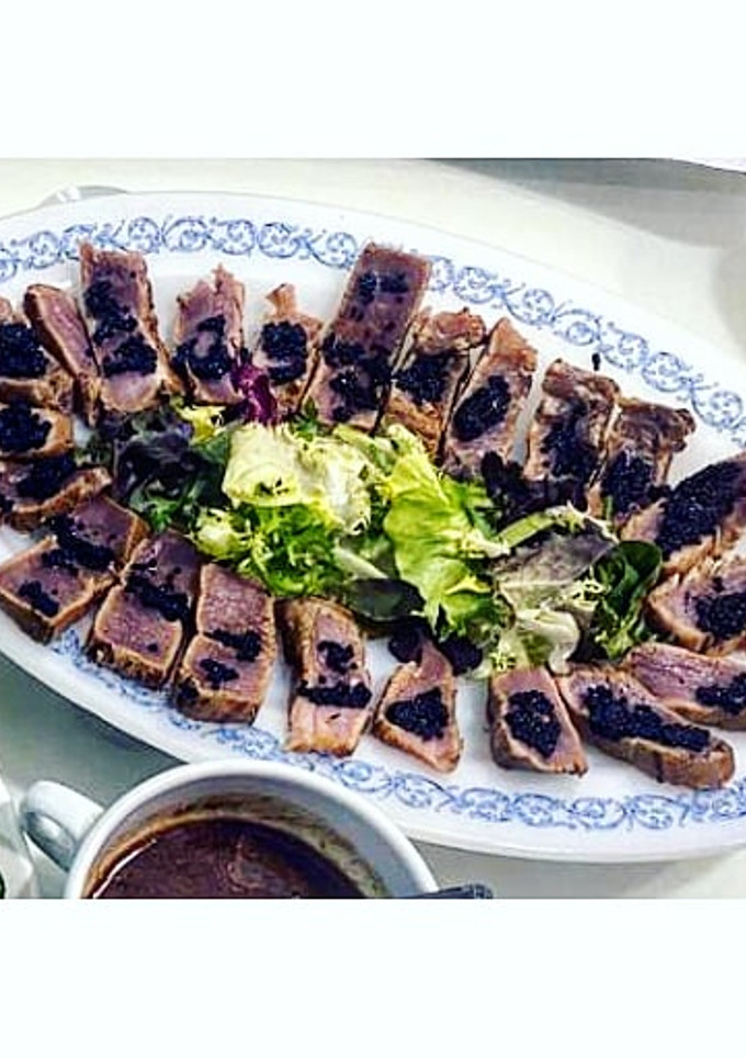 Una foto de Tataki de atún con soja y huevas sin azúcares 🍣🥢