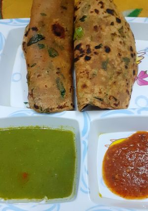 मेथी का पराठा हरी चटनी और लहसुन की चटनी रेसिपी मुख्य फोटो