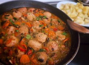 Foto principal de Albóndigas con setas en salsa de mostaza y soja