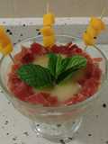 Crema de espárragos y alcachofas con jamón y mango