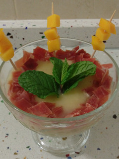 Una foto de Crema de espárragos y alcachofas con jamón y mango