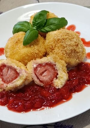 Túrógombóc epres, bazsalikomos töltelékkel recept fotója