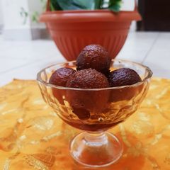 A picture of Gulab jamun.