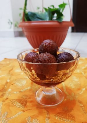 A picture of Gulab jamun.