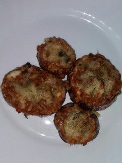Una foto de Minipizza de berenjena🍕🍆