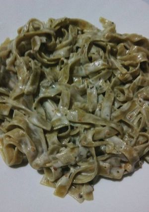 Una foto de Tallarines de espinacas con salsa de yogur