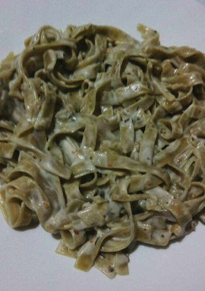 Una foto de Tallarines de espinacas con salsa de yogur