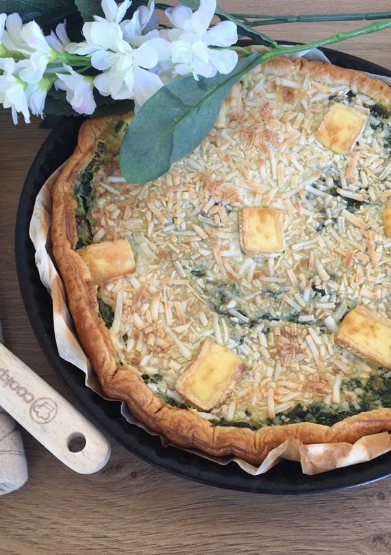 Una foto de Quiché de espinacas, pasas y piñones