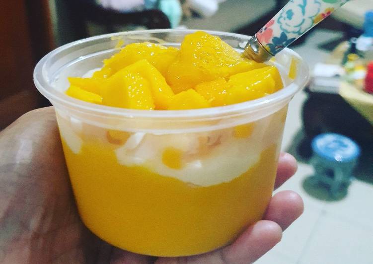 Creamy mango dessert