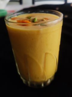 मँगो मिल्क शेक (mango milkshake recipe in marathi) रेसिपी चे मुख्य फोटो