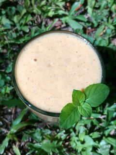 Una foto de Licuado de durazno, banana y almendras