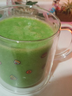 綠拿鐵:綠葉萵苣 鳳梨 芭樂 的食譜成品照片