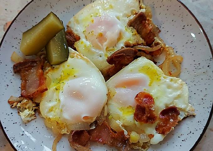 Жареные яйца с помидорами на сковороде – пошаговый рецепт приготовления с фото