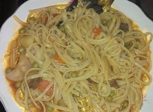 Una foto de Guiso de fideos tallarín🍜