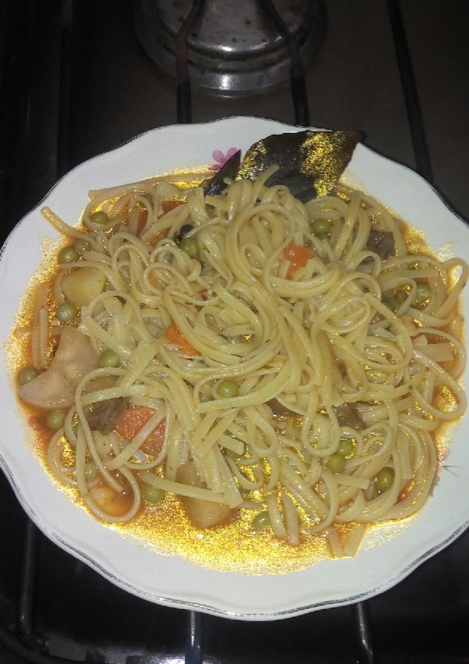 Una foto de Guiso de fideos tallarín🍜