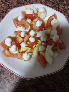 Una foto de Ensalada fácil de huevo y alioli