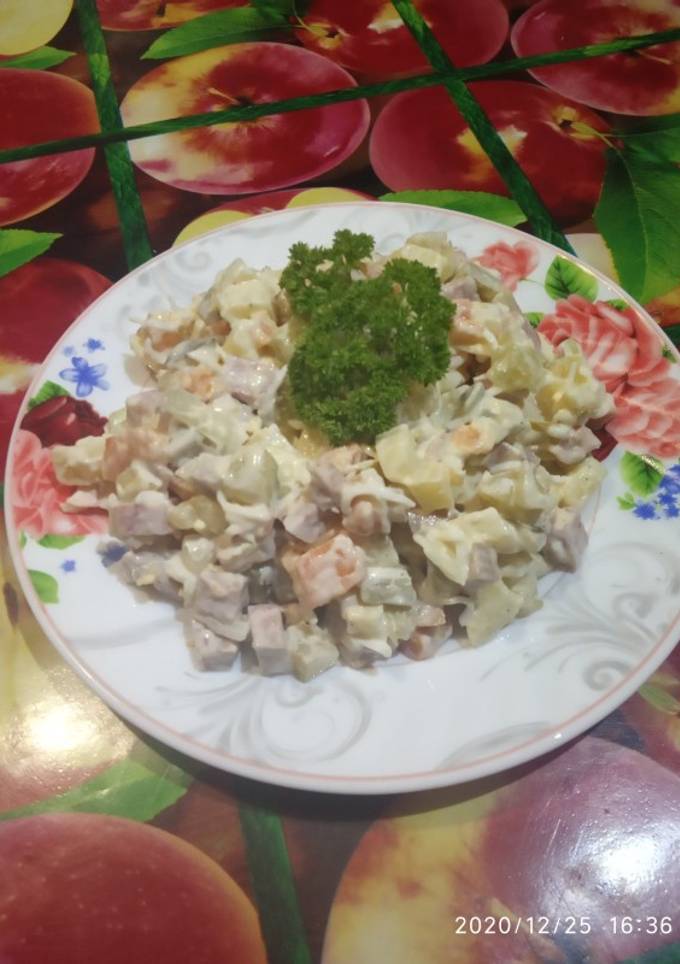 Олів'є з копченою ковбасою