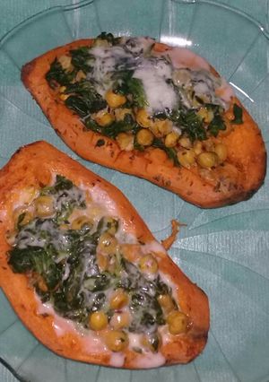 Una foto de Batata boniato rellena de garbanzo y espinaca