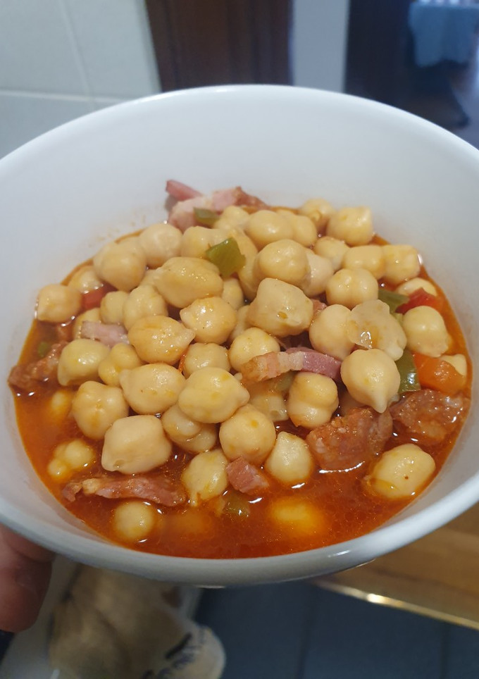 Una foto de Garbanzos con chorizo y bacon
