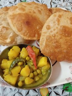 পুরি-  নিরামিষ আলু তরকারি (poori niramish aloo torkari recipe in bengali) রেসিপির প্রধান ছবি