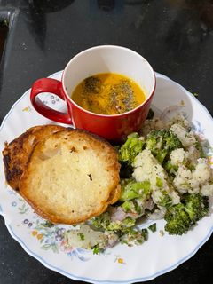 कैरेट सूप ब्रोकोली सलाद विथ बटर बन(Carrot soup Broccoli salad with butter bun recipe in hindi) रेसिपी मुख्य फोटो
