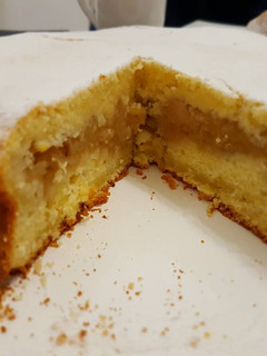 Una foto de Torta rellena de puré de manzanas