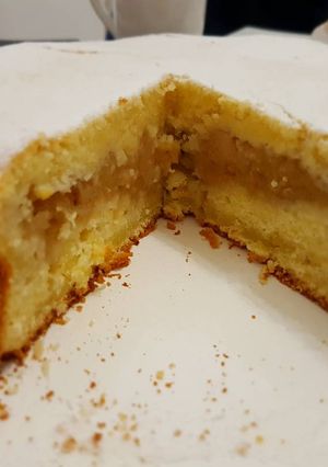 Una foto de Torta rellena de puré de manzanas