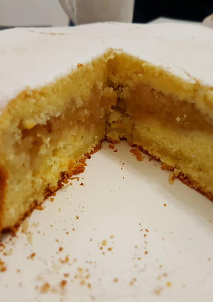 Una foto de Torta rellena de puré de manzanas