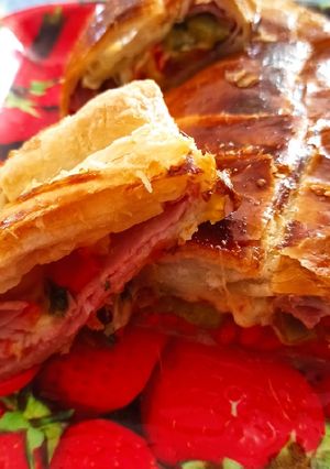 Foto di Strudel salato con peperoni prosciutto e mozzarella