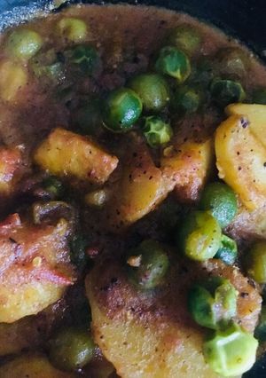 A picture of Aloo matar curry.
