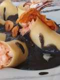 Macarrones rellenos de chipirones y gambas con salsa de tinta