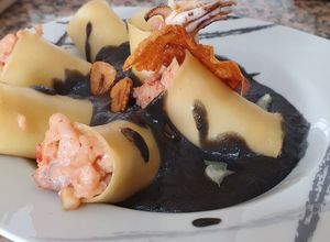 Foto principal de Macarrones rellenos de chipirones y gambas con salsa de tinta