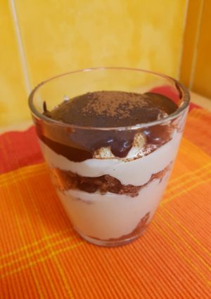 Una foto de Tiramisú de limón rápido y sencillo