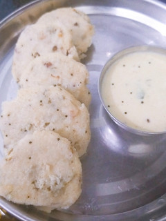 ரவா இட்லி (Rava idli recipe in tamil) செய்முறை முக்கிய புகைப்படம்