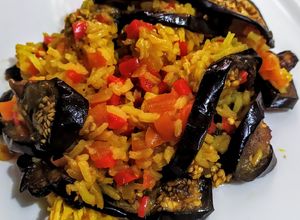 Una foto de RISOTTO De🍆Berenjenas y🍒Arándanos...!