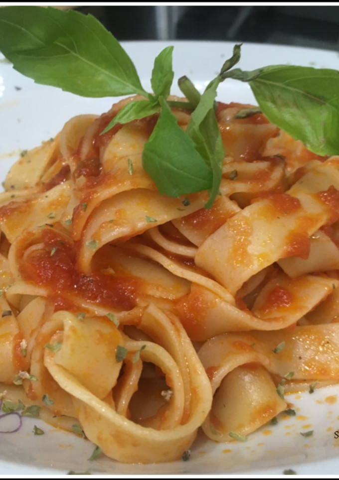 Una foto de Tagliatelle al pomodoro semplice