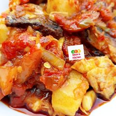 Fish and potatoe sauce with palm oil A picture of Fish and potatoe sauce with palm oil.