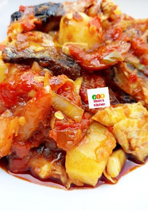 A picture of Fish and potatoe sauce with palm oil.