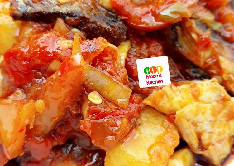 Recipe of Super Quick Homemade Fish and potatoe sauce with palm oil Cooking Basics for Beginners