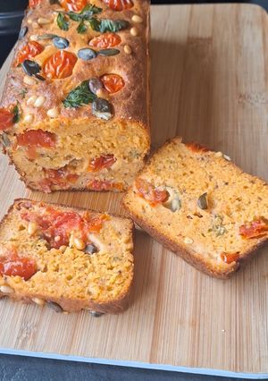 Une photo de Cake à la tomate 🍅, parmesan et moutarde
