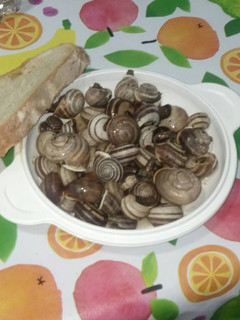 Una foto de Caracoles picantes con ajo y perejil