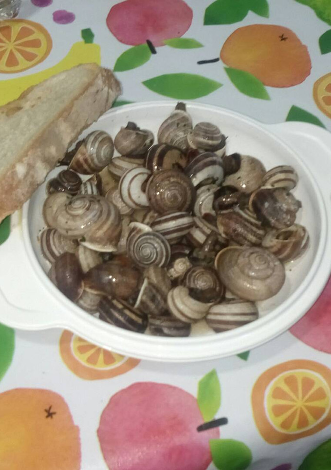 Una foto de Caracoles picantes con ajo y perejil
