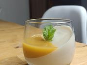 Une photo de crème avec crème de coco et mangue