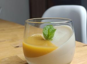 Une photo de 🥭 Panna cotta vanille coco coulis passion mangue