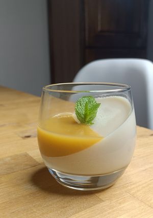 Une photo de 🥭 Panna cotta vanille coco coulis passion mangue