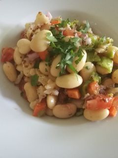 Una foto de Ensalada de pochas crujiente con bacalao ahumado