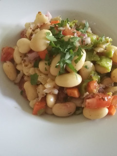 Una foto de Ensalada de pochas crujiente con bacalao ahumado