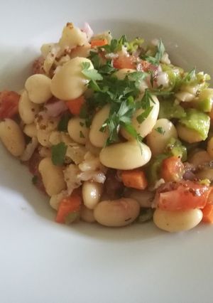 Una foto de Ensalada de pochas crujiente con bacalao ahumado