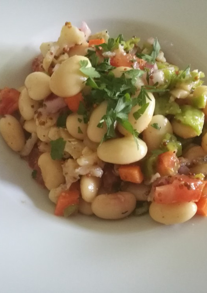 Una foto de Ensalada de pochas crujiente con bacalao ahumado