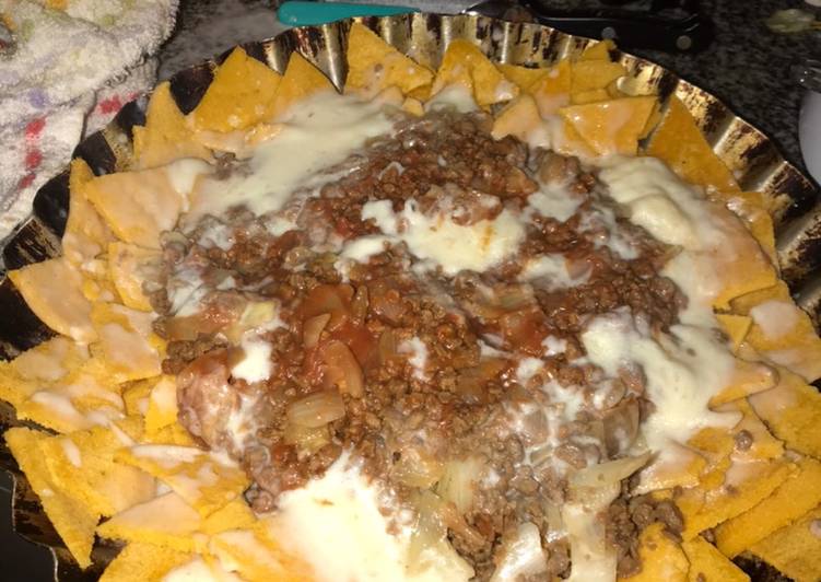 Nachos con salsa chili y queso fundido (vegano)